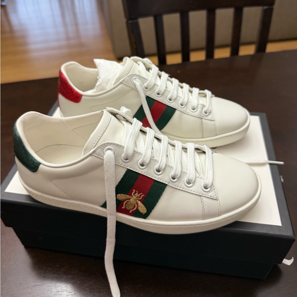 WOMEN'S GUCCI ACE SNEAKER WITH BEE size 36 run big fits a 36 1/2